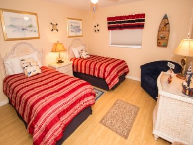 Guest bedroom with twin beds